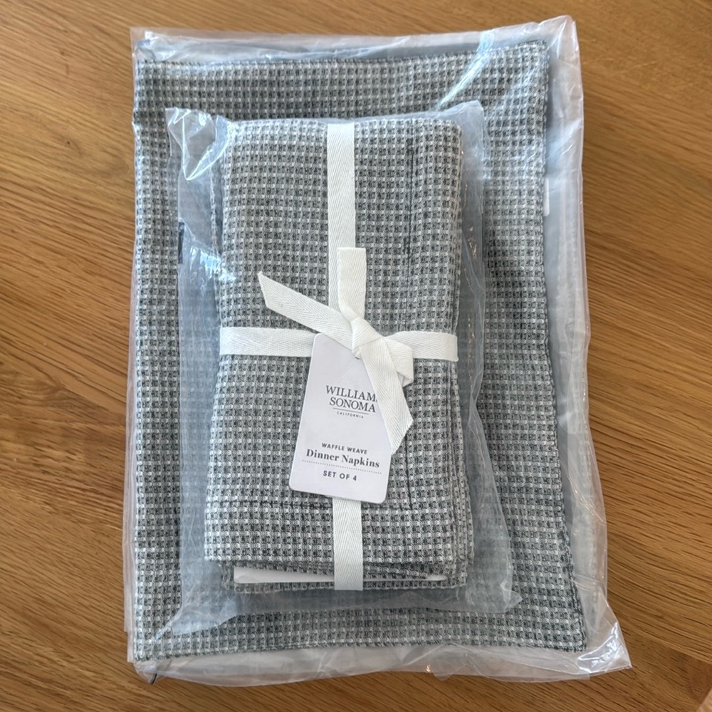Set of 4 Dinner Napkins and Table Settings